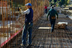 Artisan sur chantier avec assurance décennale en redressement judiciaire