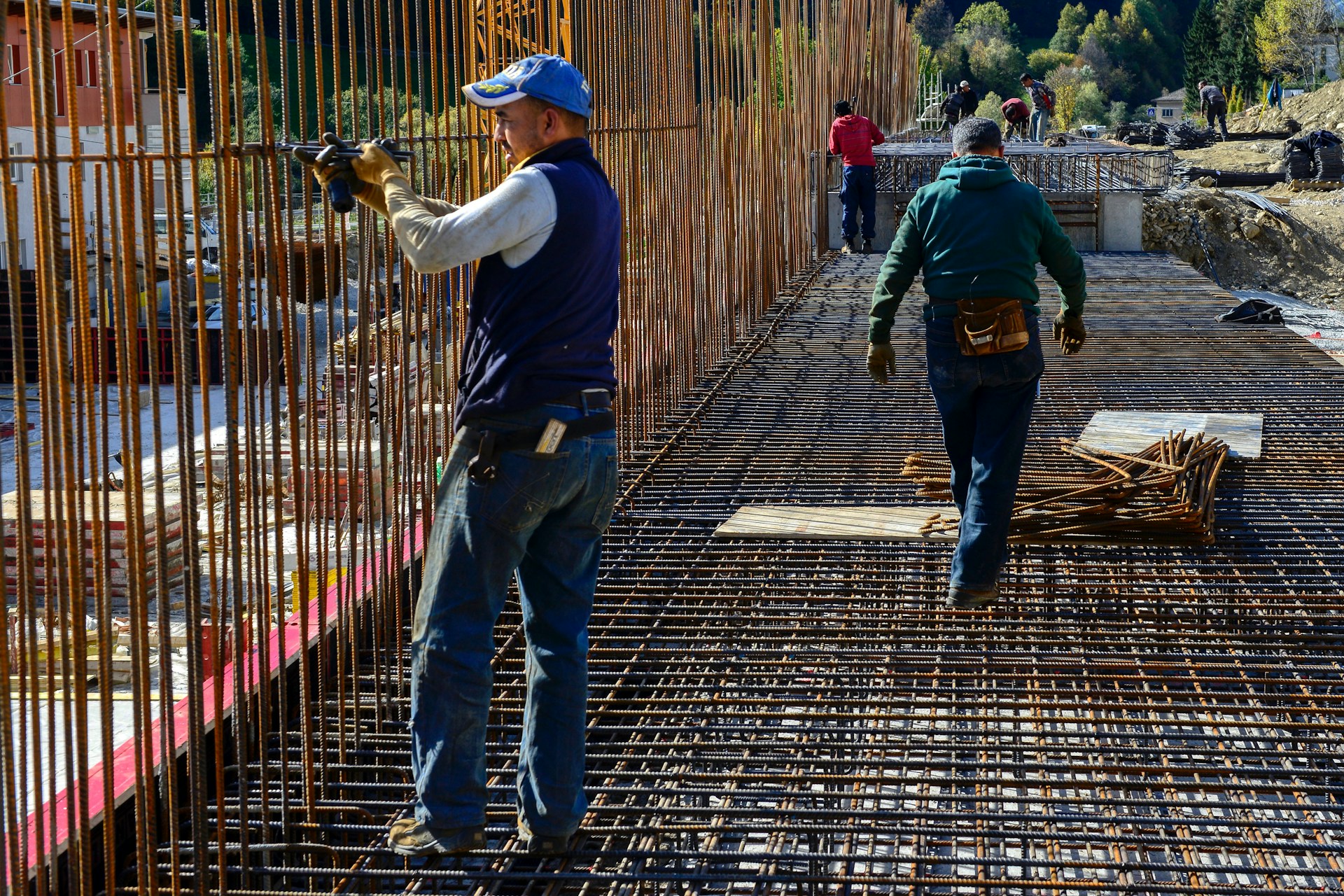 Artisan sur chantier avec assurance décennale en redressement judiciaire