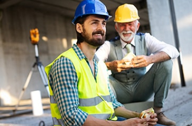 Deux professionnels du bâtiment sur chantier