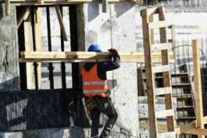 Ouvrier en construction sur un chantier en Guyane. Importance de l'assurance décennale pour les professionnels du BTP