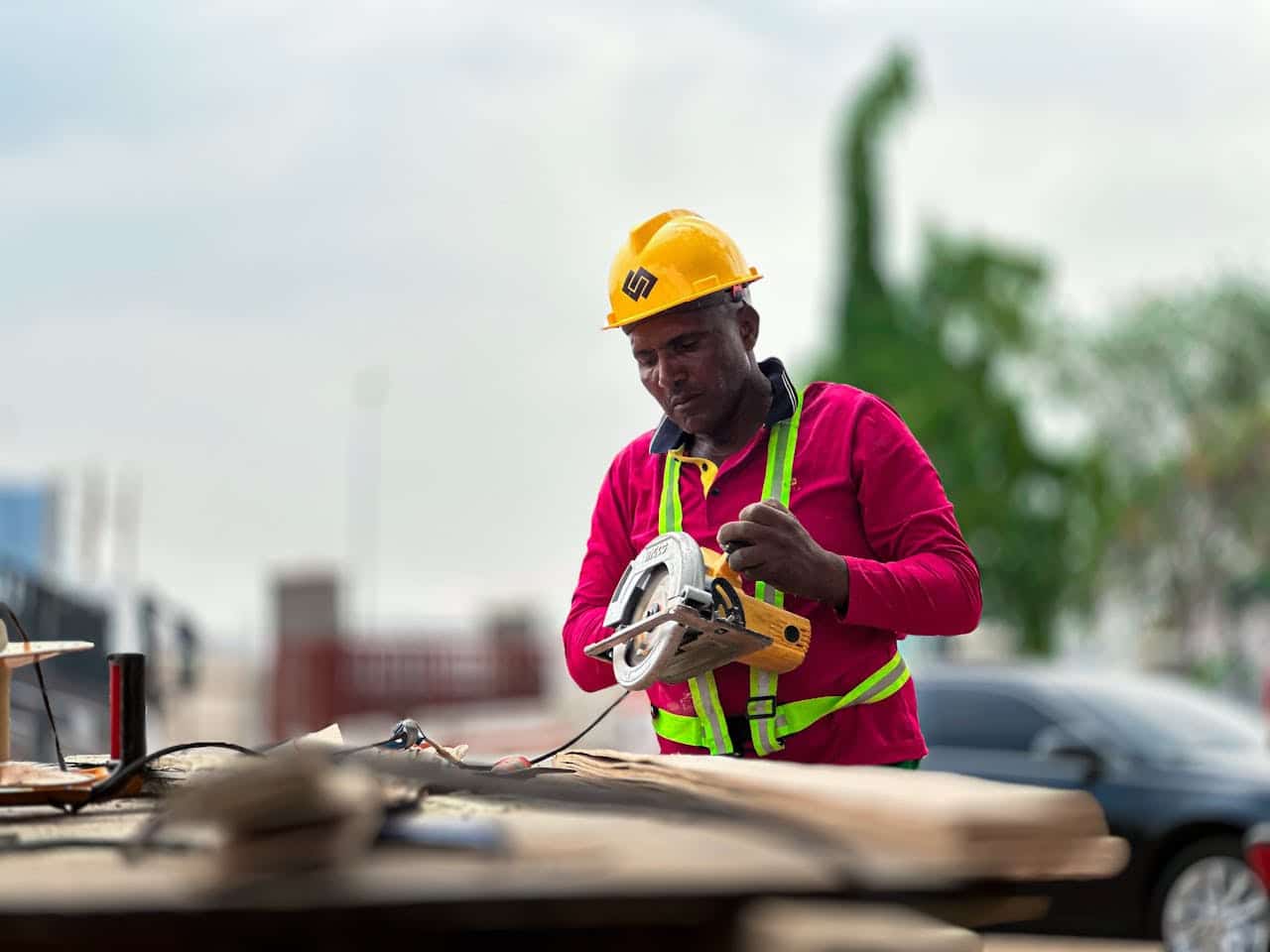 Charpentier à La Réunion travaillant sur un chantier, couvert par une assurance décennale